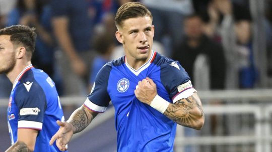 Tomáš Suslov sa teší z gólu v zápase proti Rumunsku.