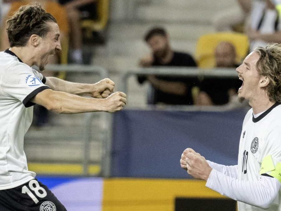 VIDEO: Taliani aj bez dvoch vylúčených hráčov vyrovnali v závere, Nemci o postupe rozhodli v predĺžení