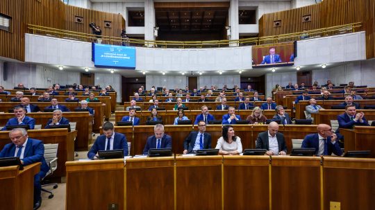 Na snímke plénum NR SR s tabuľou o otvorení 37. mimoriadnej schôdze Národnej rady SR v Bratislave 10. júna 2025.