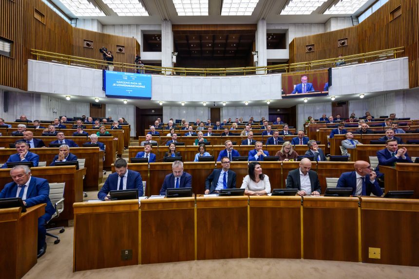 Rokovanie o transakčnej dani na mimoriadnej schôdzi zmietli zo stola. K návrhu sa poslanci vrátia až v septembri