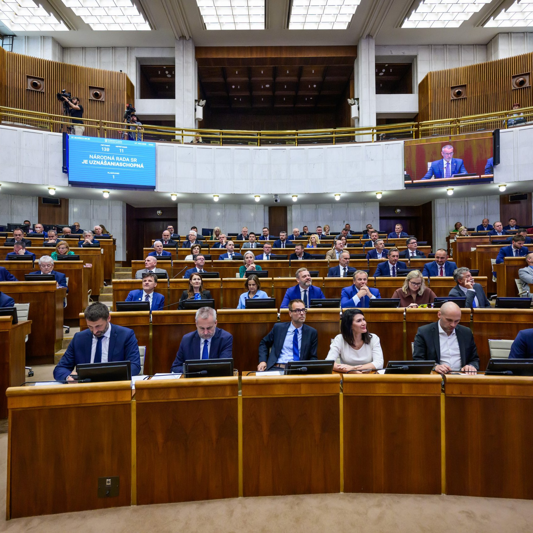 Rokovanie o transakčnej dani na mimoriadnej schôdzi zmietli zo stola. K návrhu sa poslanci vrátia až v septembri