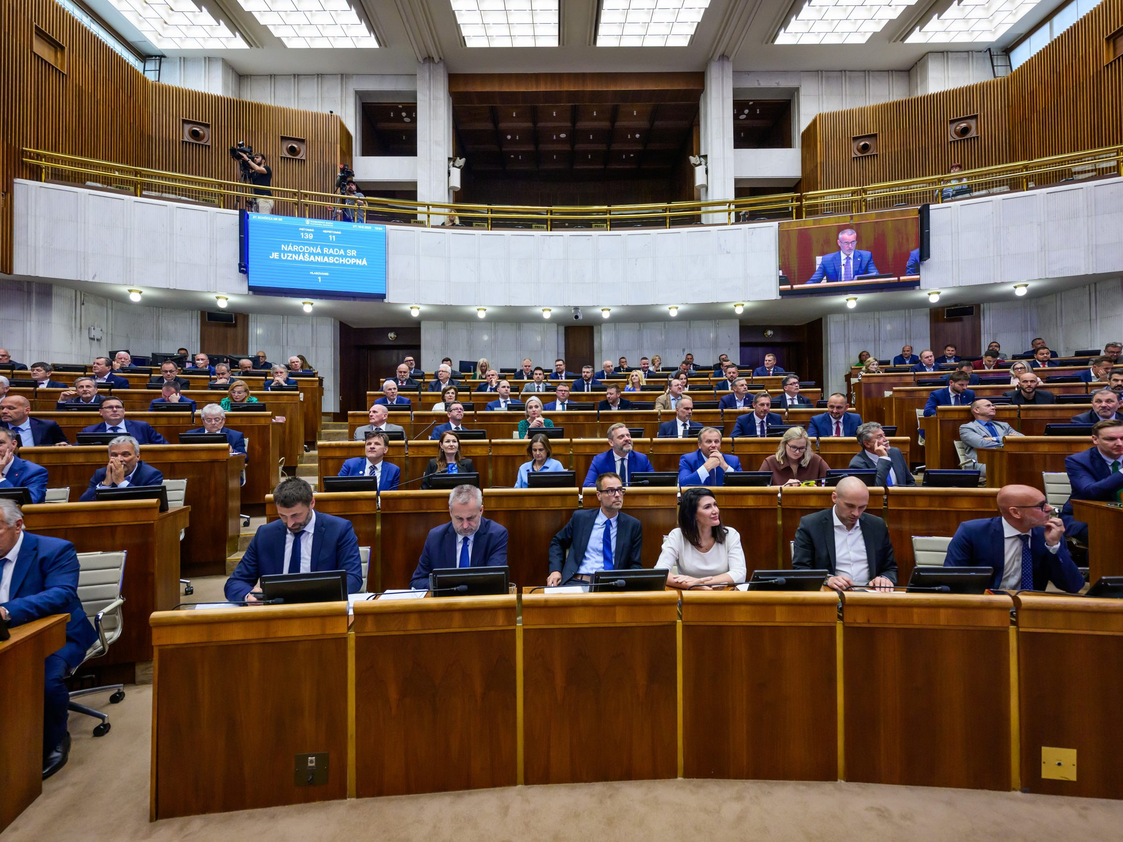 Na snímke plénum NR SR s tabuľou o otvorení 37. mimoriadnej schôdze Národnej rady SR v Bratislave 10. júna 2025.