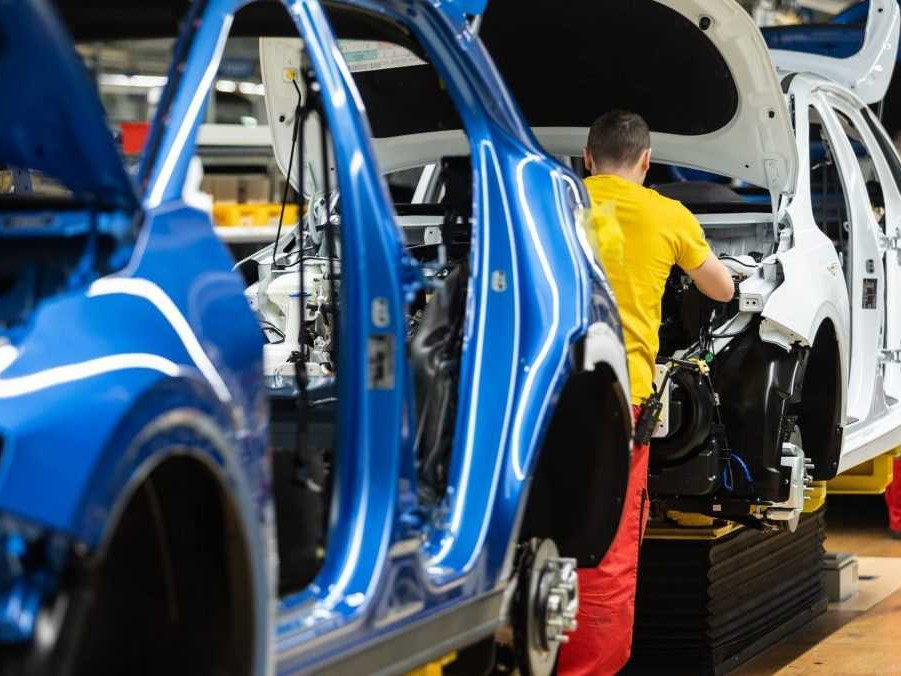 Montáž nových automobilov.