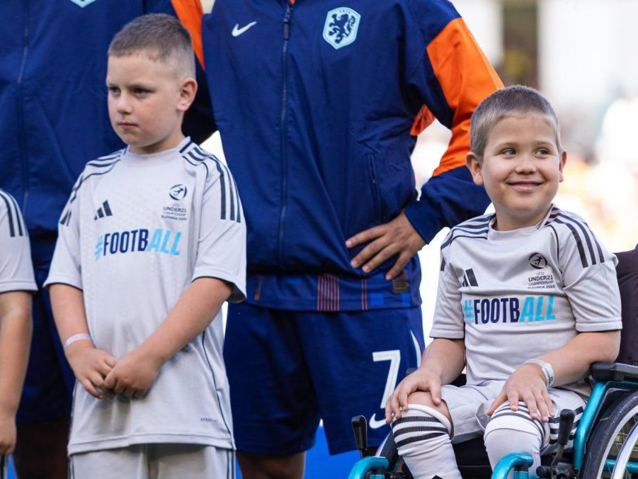 chlapec na vozíku sprevádza futbalistov na ME do 21 rokov