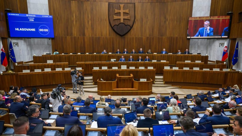 Hlasovanie o novele Ústavy SR ako o celku presunuli poslanci na septembrovú schôdzu