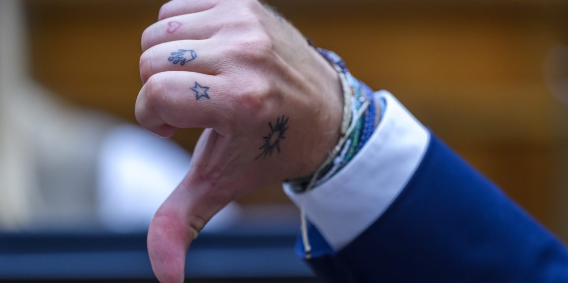 Na snímke prst ukazujúci dole počas hlasovania v pléne Národnej rady Slovenskej republiky.