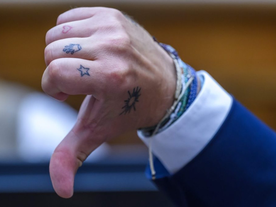 Na snímke prst ukazujúci dole počas hlasovania v pléne Národnej rady Slovenskej republiky.