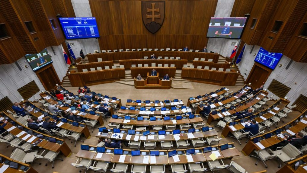 Poslanci rokovali o novele ústavy takmer 15 hodín: Stále nie je jasné, či bude mať koalícia dostatok hlasov na jej schválenie