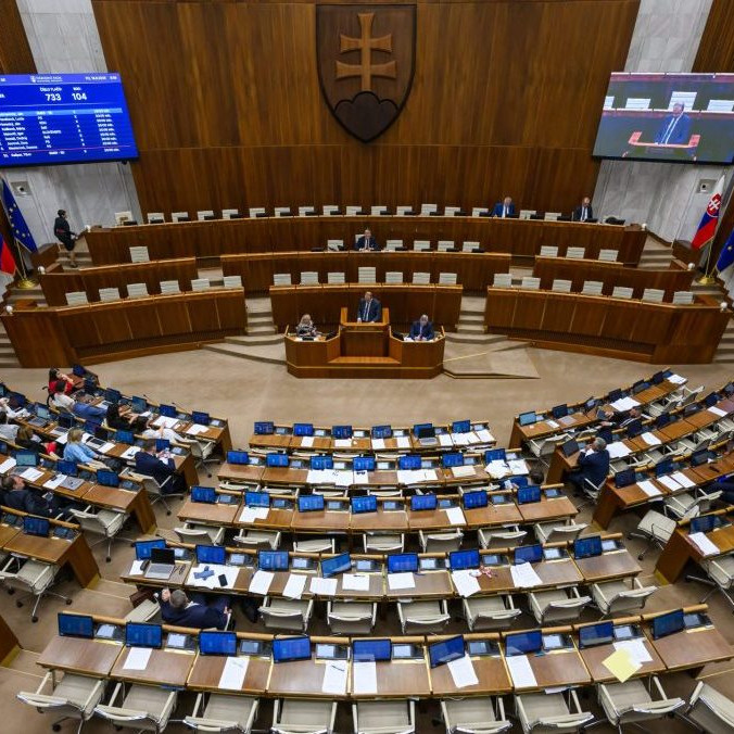 Poslanci rokovali o novele ústavy takmer 15 hodín: Stále nie je jasné, či bude mať koalícia dostatok hlasov na jej schválenie