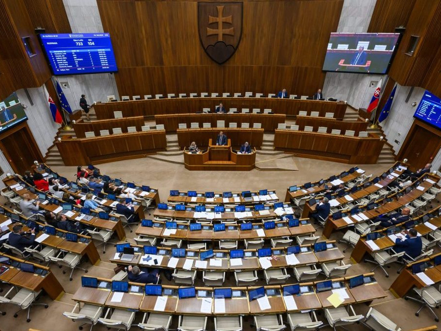Poslanci rokovali o novele ústavy takmer 15 hodín: Stále nie je jasné, či bude mať koalícia dostatok hlasov na jej schválenie