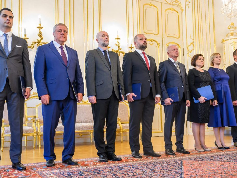 Na snímke noví veľvyslanci SR.