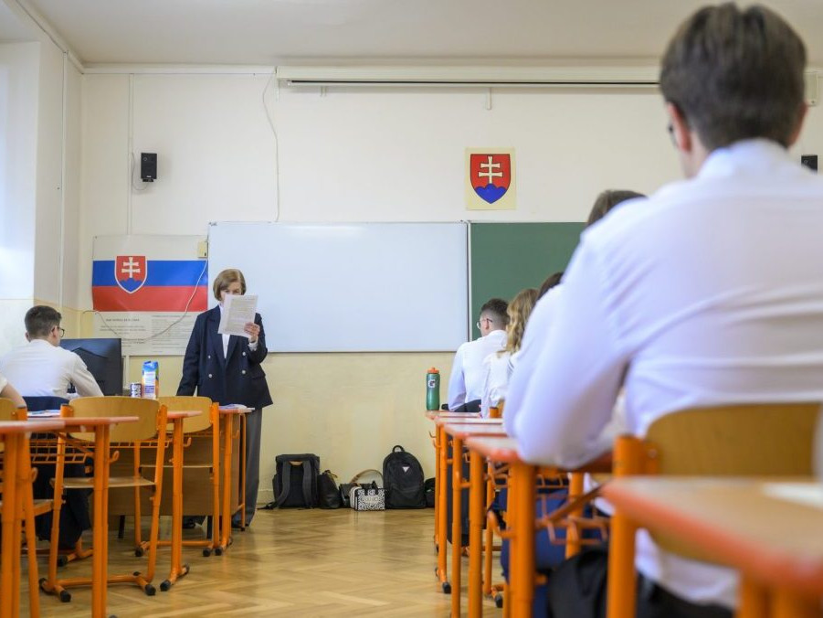 Prešovskí maturanti pred písomnou maturitou zo slovenského jazyka a literatúry.