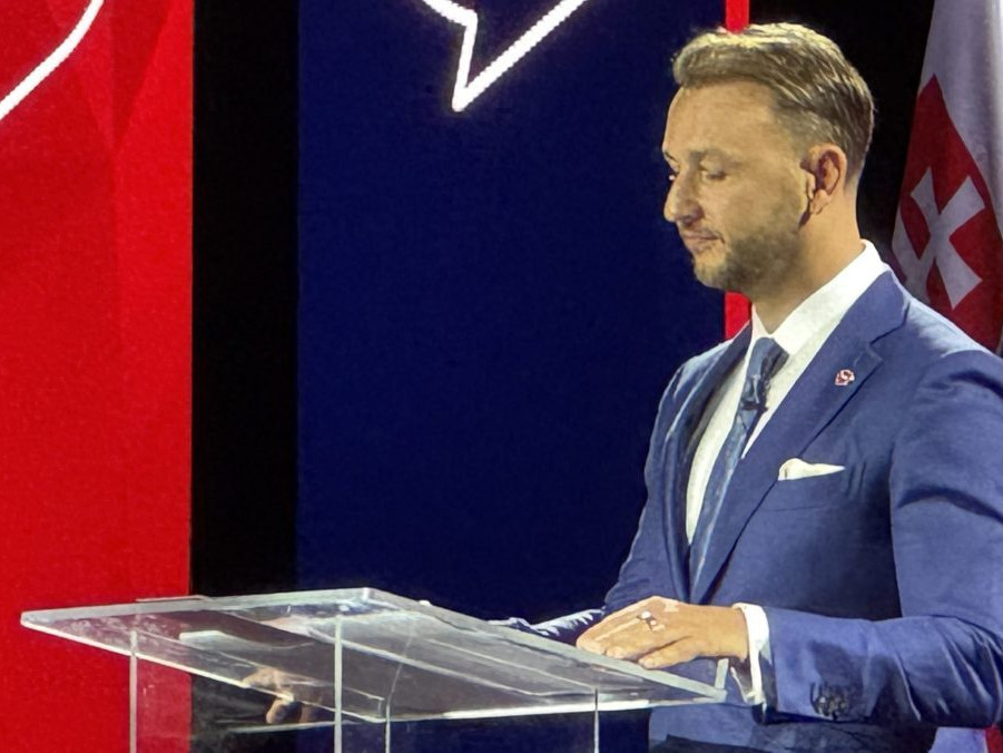 Matúš Šutaj-Eštok počas svojho prejavu na pracovnom sneme strany Hlas-SD.