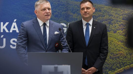 Na snímke zľava premiér SR Robert Fico (Smer-SD) a podpredseda vlády a minister životného prostredia SR Tomás Taraba (nominant SNS).