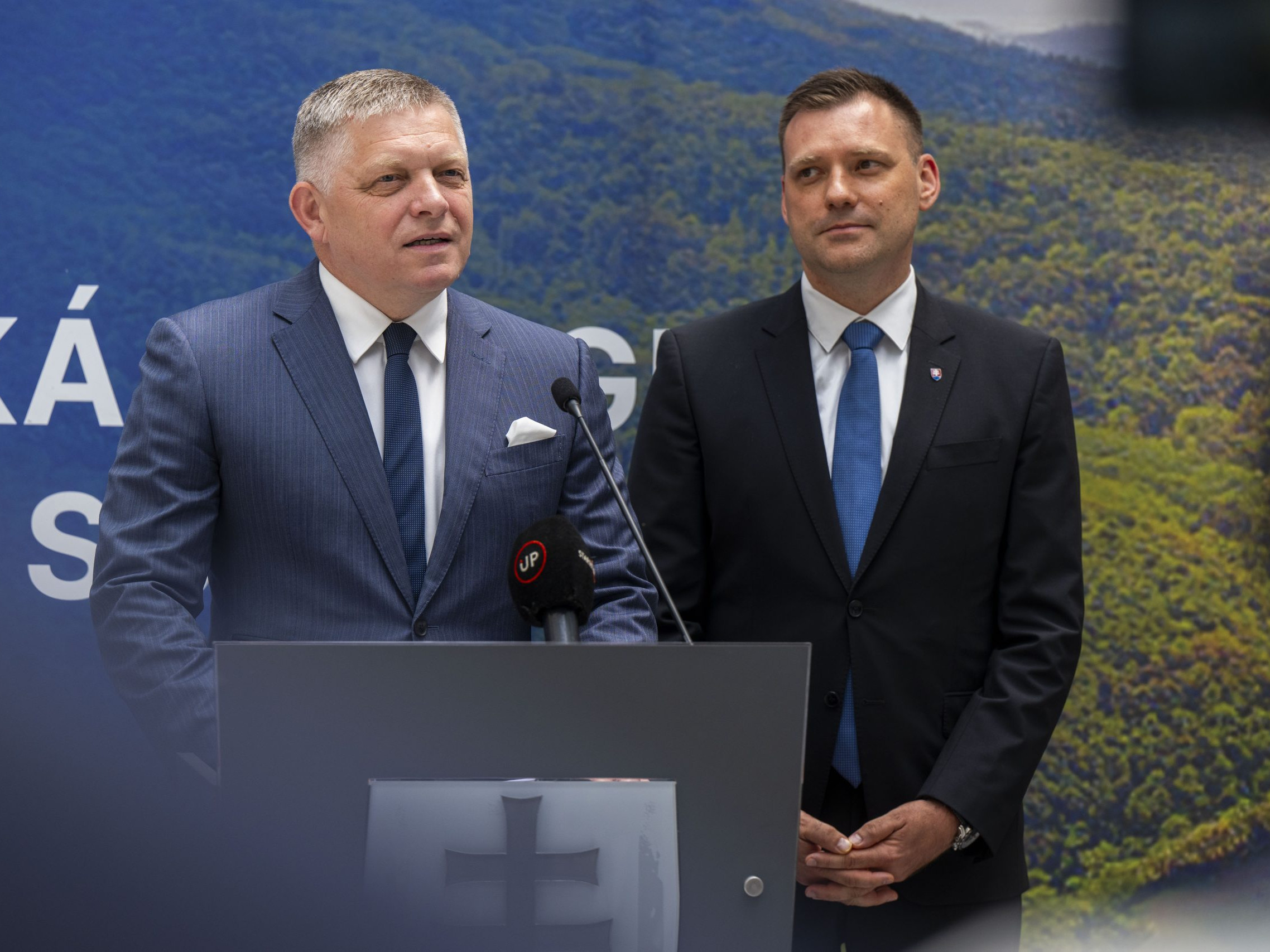 Na snímke zľava premiér SR Robert Fico (Smer-SD) a podpredseda vlády a minister životného prostredia SR Tomás Taraba (nominant SNS).