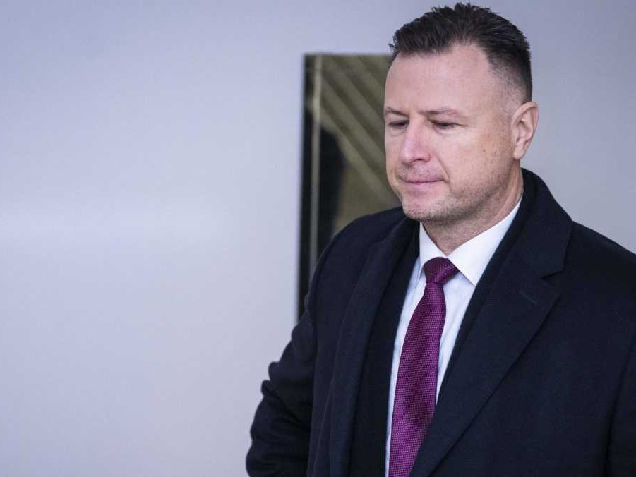 Na snímke Gábor Gál prichádza na pojednávanie.