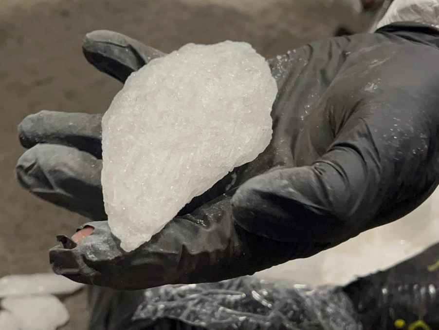 ruka s kryštalickou látkou