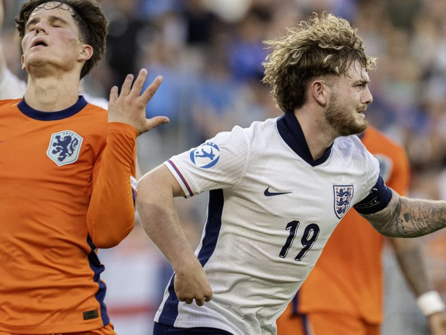 Vpravo strelec gólu na 2:1 pre Anglicko Harvey Elliott.