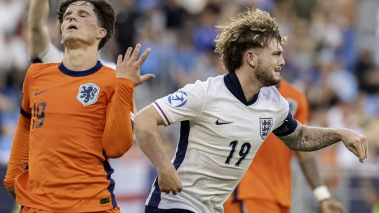Vpravo strelec gólu na 2:1 pre Anglicko Harvey Elliott.