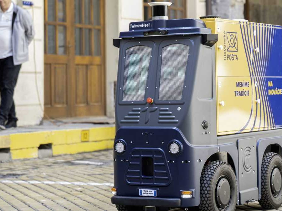 Nové autonómne vozidlo Slovenbskej pošty bude doručovať zásielky v centre Bratislavy.