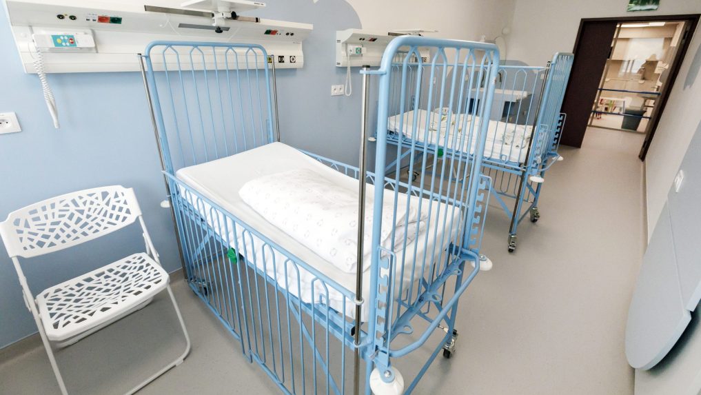 Chlapec hospitalizovaný s nákazou je v kritickom stave. Navštívil kúpalisko v Štúrove, pôvod nákazy však nie je známy