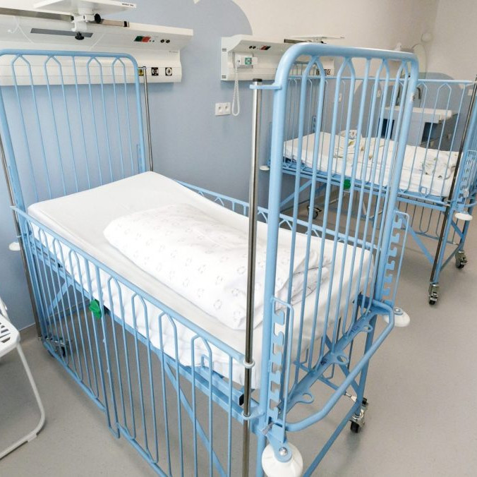 Chlapec hospitalizovaný s nákazou je v kritickom stave. Navštívil kúpalisko v Štúrove, pôvod nákazy však nie je známy