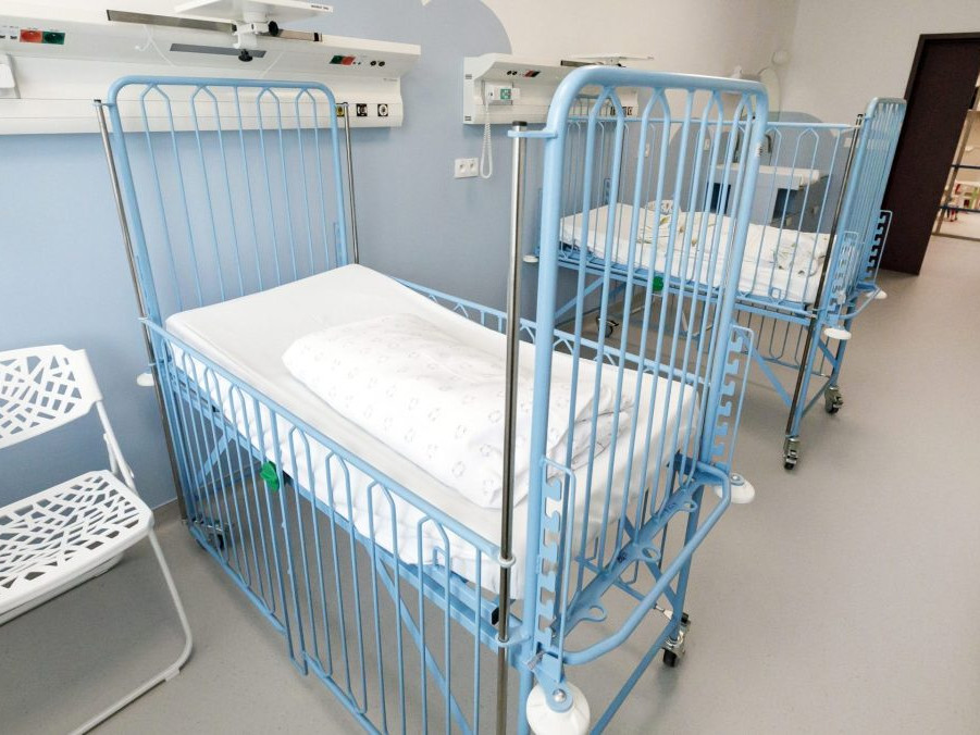 Chlapec hospitalizovaný s nákazou je v kritickom stave. Navštívil kúpalisko v Štúrove, pôvod nákazy však nie je známy