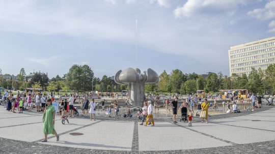 Na archívnej snímke ľudia sa ochladzujú vo fontáne počas horúčav na Námestí slobody v Bratislave.