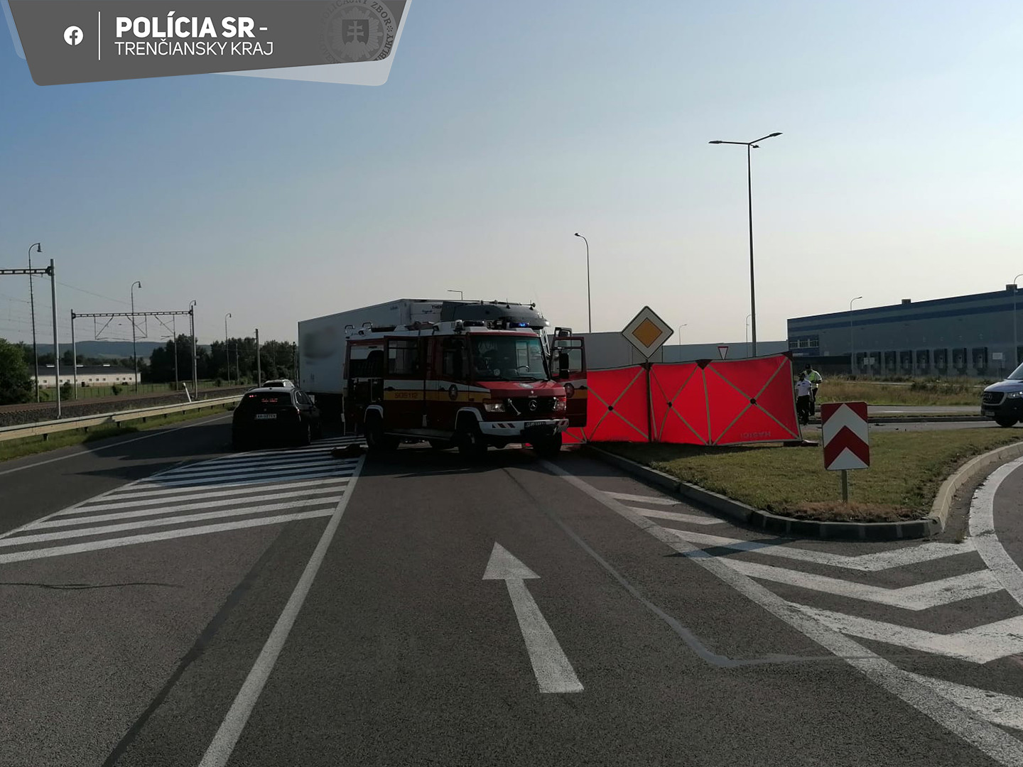 Na snímke miesto tragickej nehody pri Trenčíne, pri ktorej zomrel motocyklista.