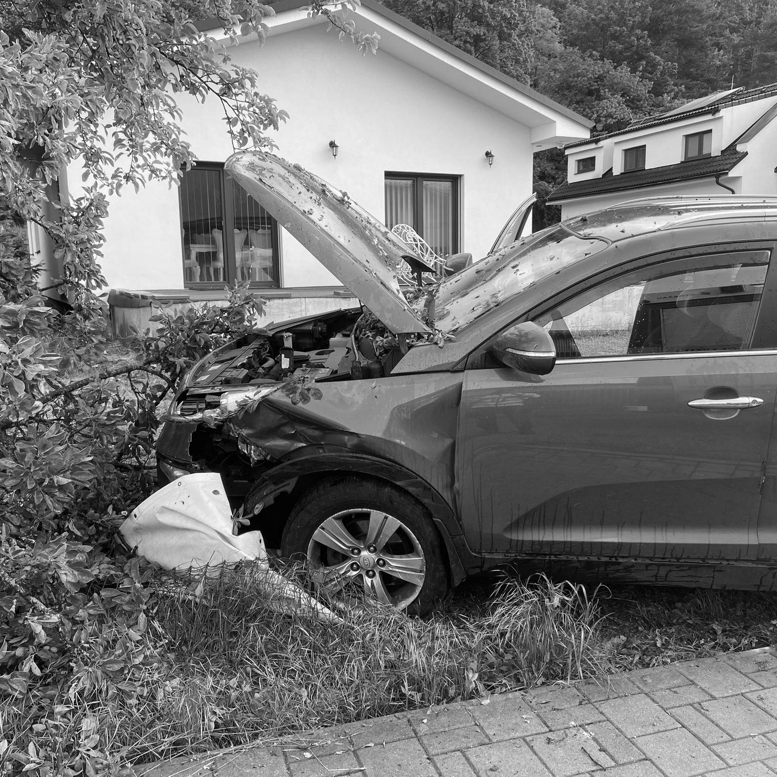 Dopravnú nehodu v Liptovskom Hrádku neprežil vodič (†64), ktorý prešiel do protismeru, kde zachytil protiidúce auto