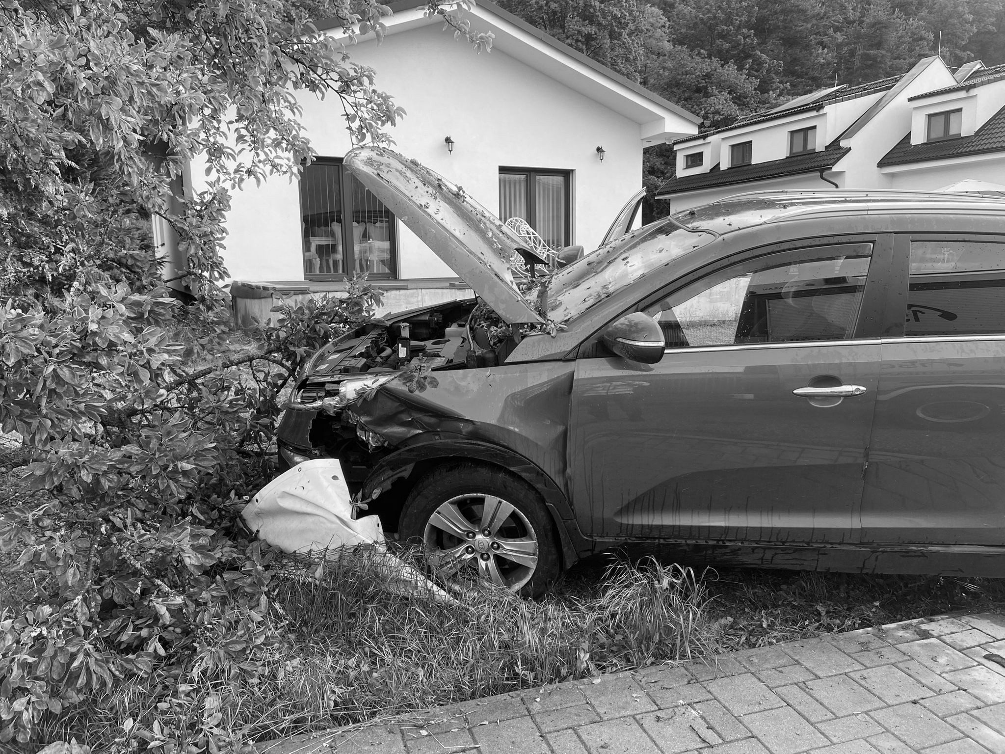 Na snímke auto po zrážke s osobným vozidlom, k dopravnej nehode, pri ktorej zomrel 64-ročný vodič.