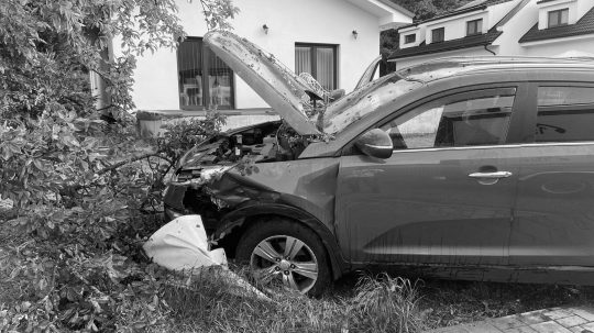 Na snímke auto po zrážke s osobným vozidlom, k dopravnej nehode, pri ktorej zomrel 64-ročný vodič.