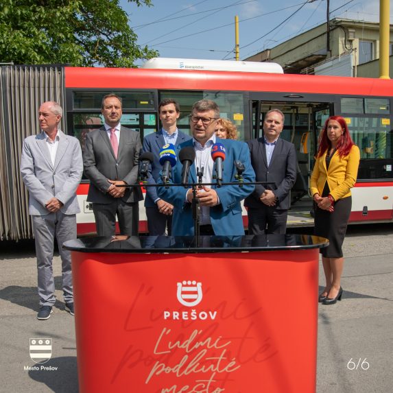 Na snímke v popredí Primátor mesta Prešov František Oľha na tlačovej konferencii.