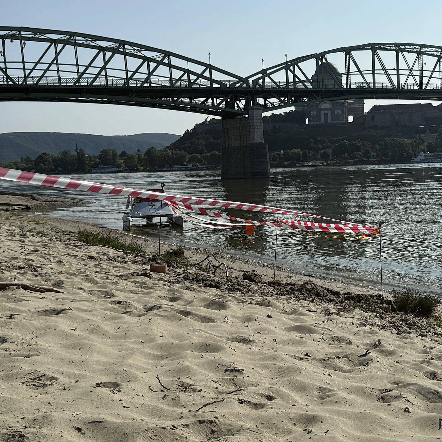 V Štúrove zasahujú pyrotechnici aj policajti: Žena si všimla v Dunaji leteckú bombu