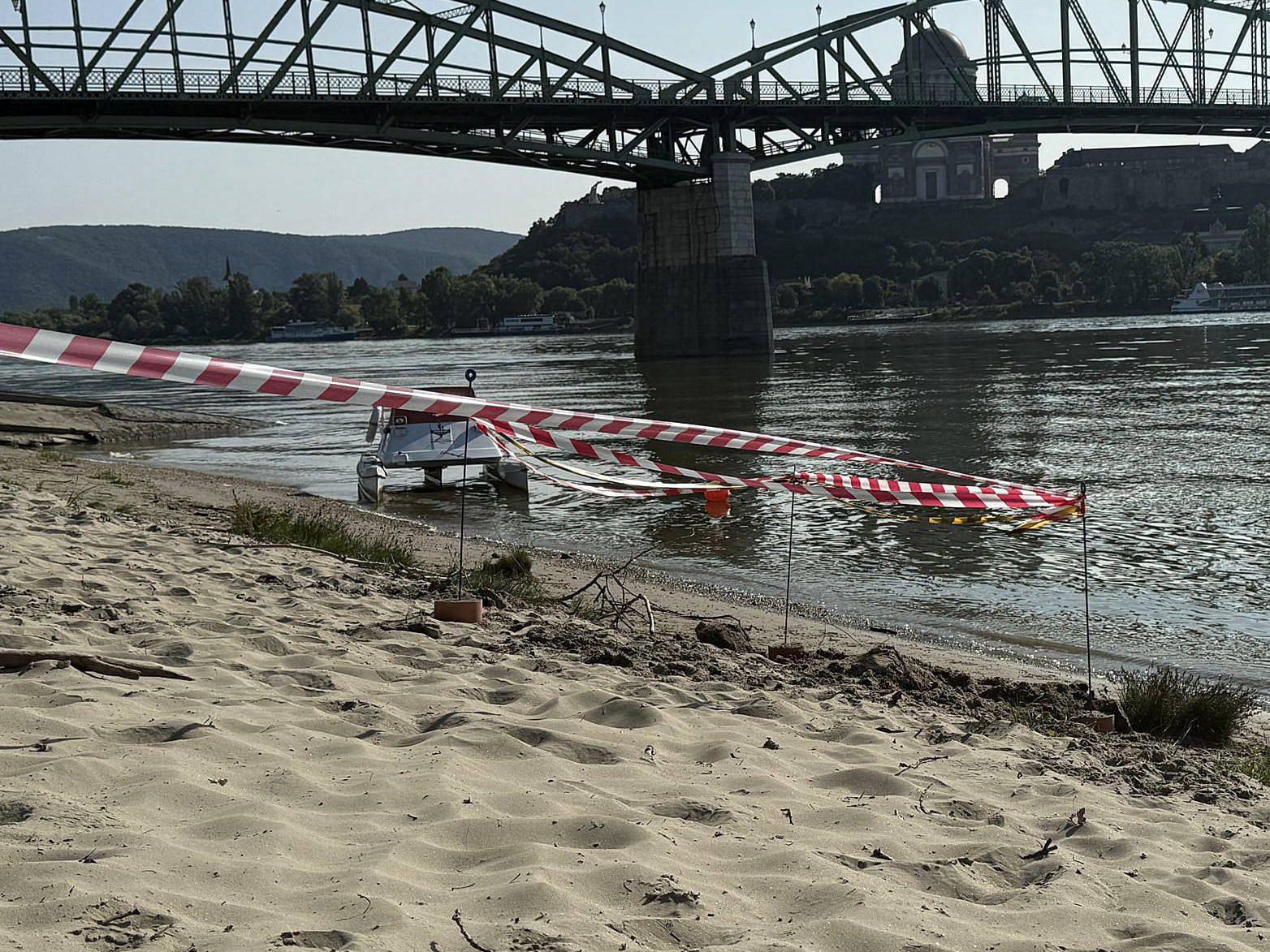 V Štúrove zasahujú pyrotechnici aj policajti: Žena si všimla v Dunaji leteckú bombu