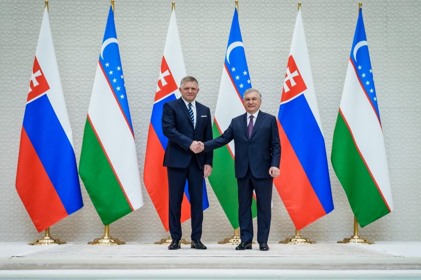 Na snímke predseda vlády SR Robert Fico (Smer-SD) s prezidentom Uzbeckej republiky Šavkatom Mirzijojevom.