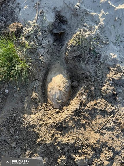 Na snímke bomba z druhej svetovej vojny nájdená v Štúrove.