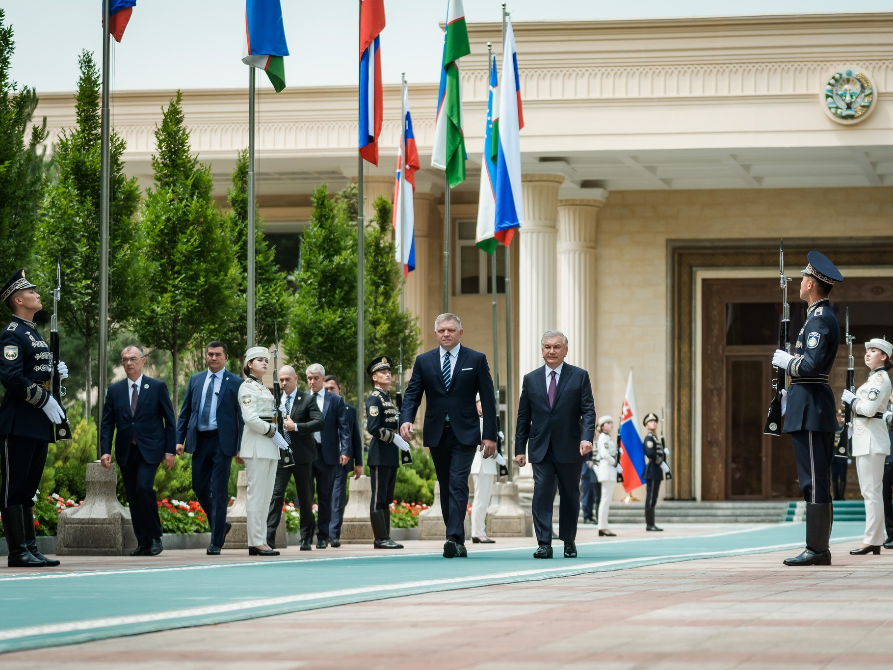 Na snímke predseda vlády SR Robert Fico (Smer-SD) s prezidentom Uzbeckej republiky Šavkatom Mirzijojevom.