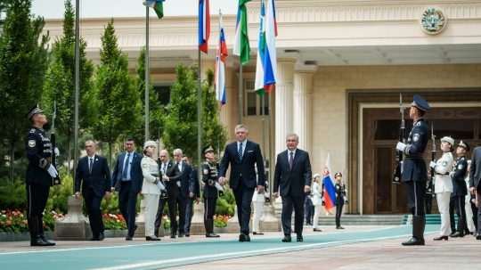 Na snímke predseda vlády SR Robert Fico (Smer-SD) s prezidentom Uzbeckej republiky Šavkatom Mirzijojevom.