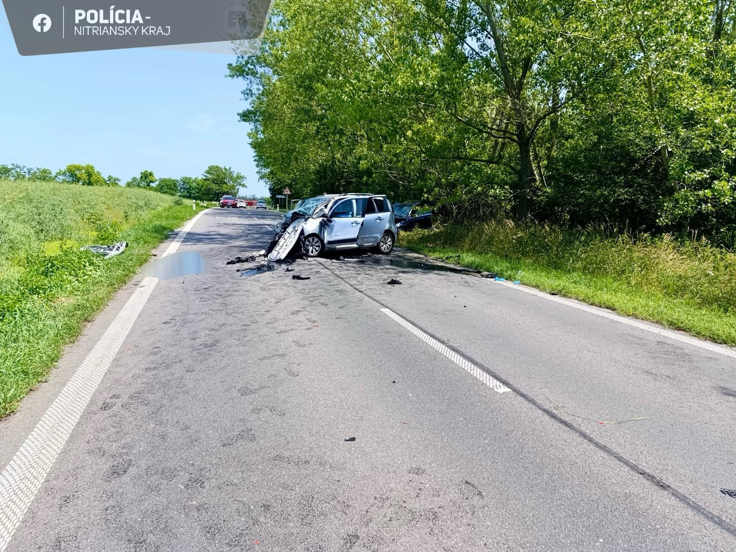 Pri dopravnej nehode medzi obcami Cabaj-Čápor a Trnovec nad Váhom zomreli dvaja ľudia.