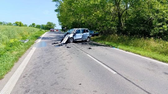 Pri dopravnej nehode medzi obcami Cabaj-Čápor a Trnovec nad Váhom zomreli dvaja ľudia.