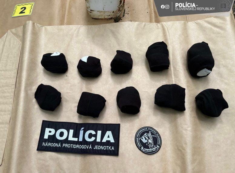 Na snÃƒÂ­mke dÃƒÂ´kaznÃƒÂ½ materiÃƒÂ¡l, ktorÃƒÂ½ zaistili policajti pri akcii FantÃƒÂ³m.