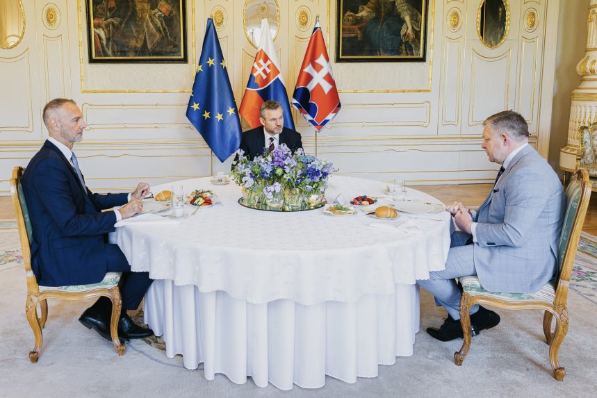 Na snímke predseda parlamentu Richard Raši, prezident Peter Pellegrini a premiér Robert Fico.