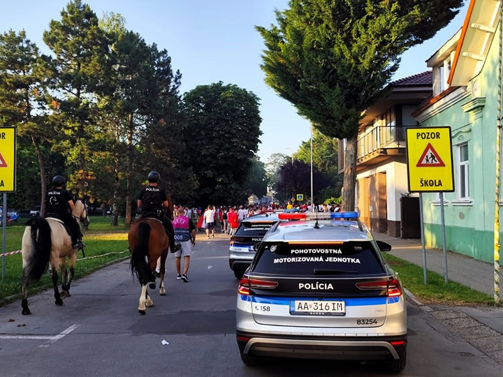 Na snímke policajti a fanúšikovia po zápase medzi Českom a Anglickom v Dunajskej Strede.