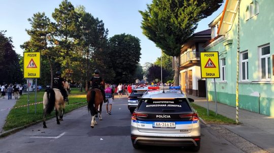 Na snímke policajti a fanúšikovia po zápase medzi Českom a Anglickom v Dunajskej Strede.