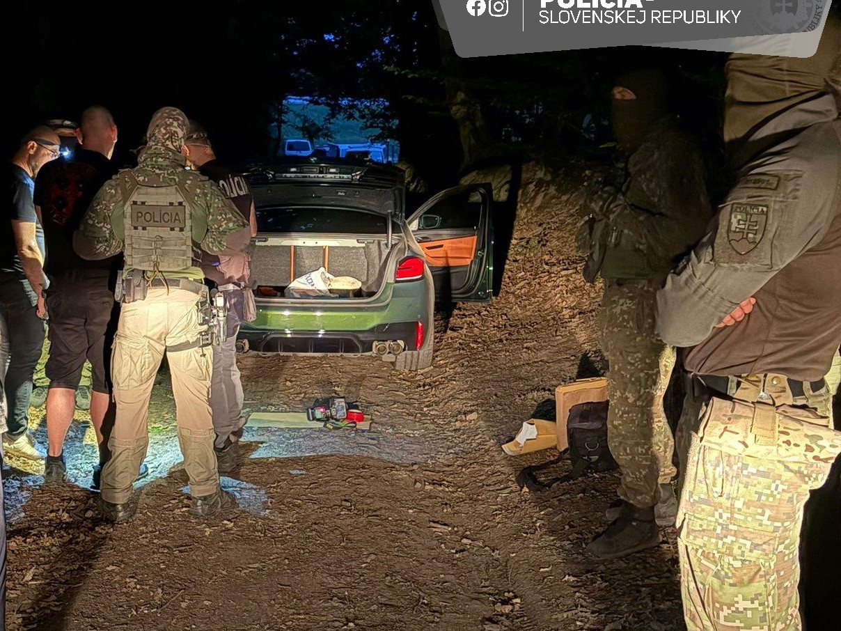 Na snímke policajti Národnej protidrogovej jednotky pri akcii Fantóm.