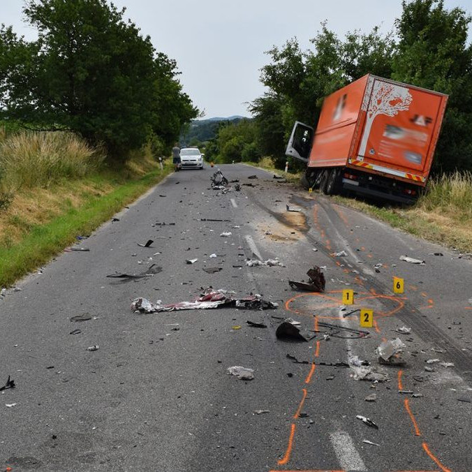 Vážna dopravná nehoda pri Myjave: Po čelnej zrážke s kamiónom skončil vodič (33) v nemocnici