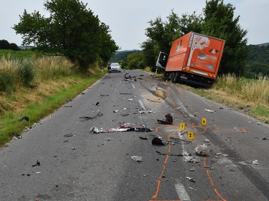 Vážna dopravná nehoda pri Myjave: Po čelnej zrážke s kamiónom skončil vodič (33) v nemocnici