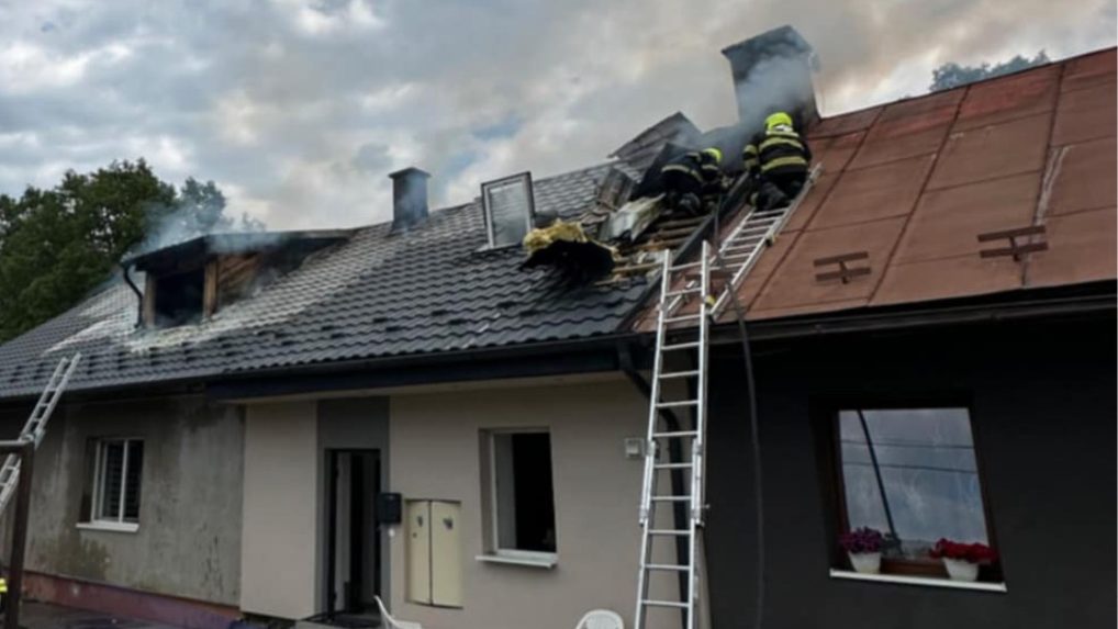 Po požiari domov v Kežmarku prišlo o strechu nad hlavou 15 ľudí. Starosta vyhlásil mimoriadnu situáciu