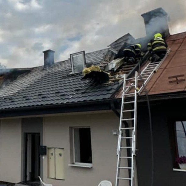 Po požiari domov v Kežmarku prišlo o strechu nad hlavou 15 ľudí. Starosta vyhlásil mimoriadnu situáciu
